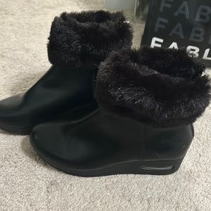 DKNY Black wedge boot with fur